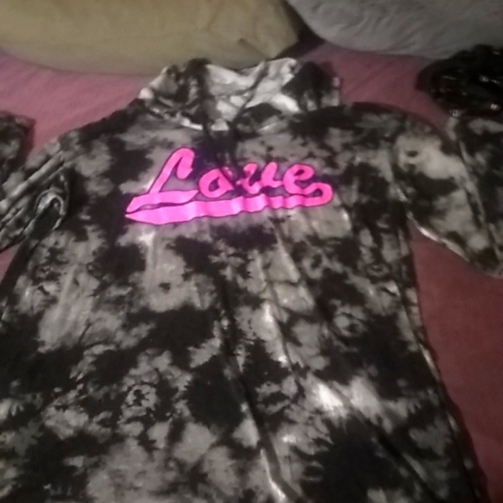 Long sleeve hooded love tee